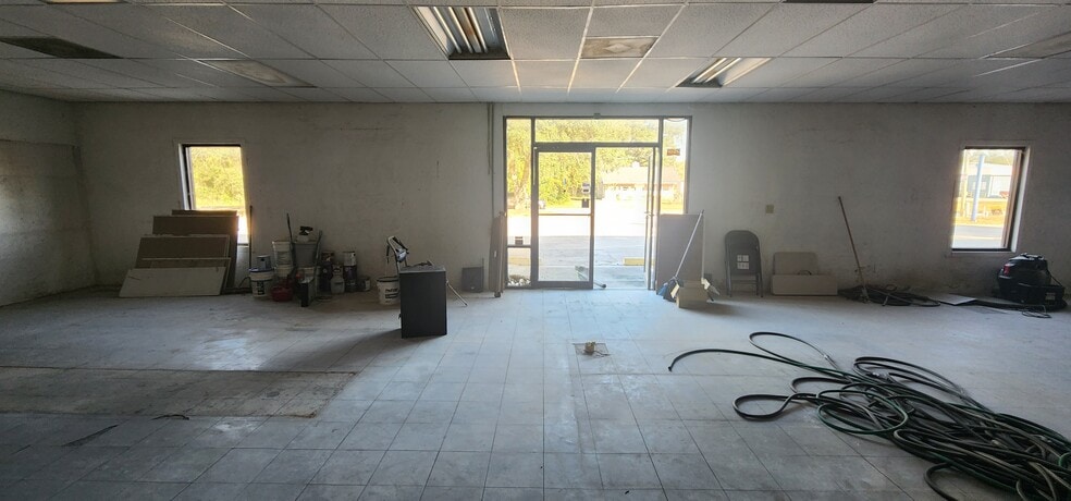 More Photos Of 284 S Center St, Pierson Auto Repair For Lease