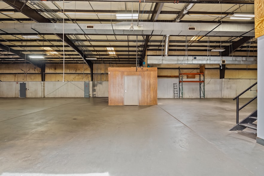 More Photos Of 913 Washington St, Graham Manufacturing For Sale