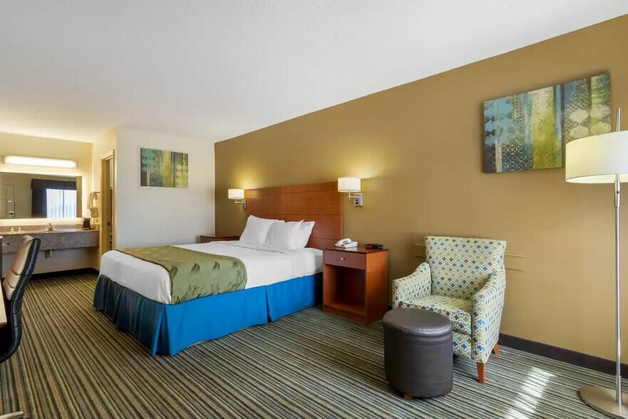 More Photos Of 820 Shoneys Dr, Ashburn Hotel For Sale