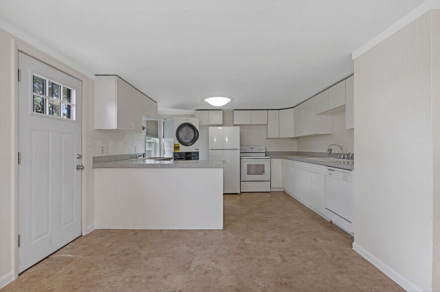 More Photos Of 1776 Jay St, Lakewood Apartments For Sale