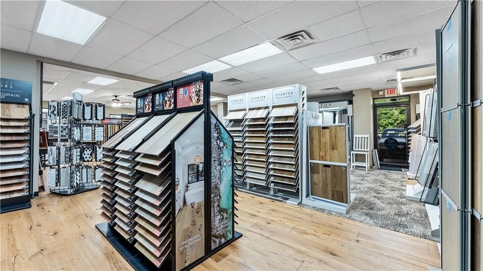 More Photos Of 201-229 Lee Town Rd, Pea Ridge Storefront For Sale