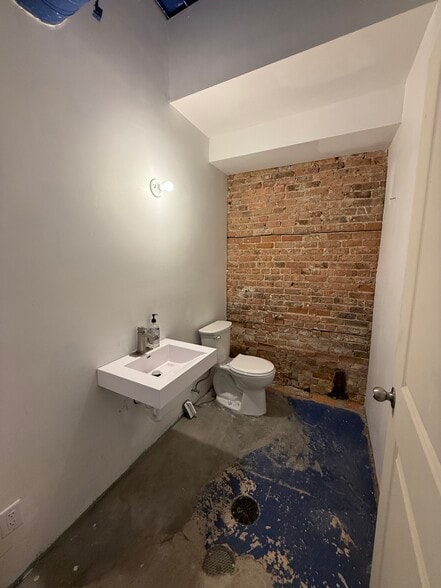 More Photos Of 1111 W Randolph St, Chicago Storefront Retail Residential For Lease