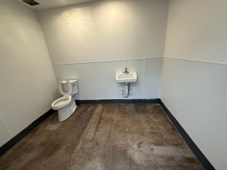 More Photos Of 829 Main St, Longmont Unknown For Lease