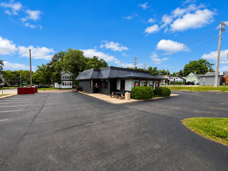 More Photos Of 215 W Lincoln Hwy, Dekalb Restaurant For Lease