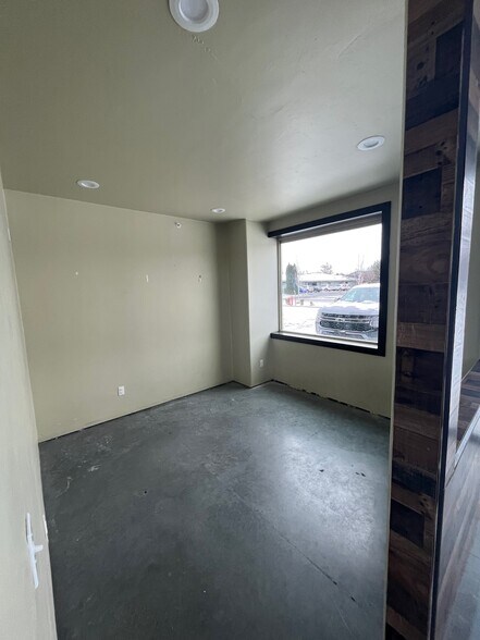 More Photos Of 8804 W Victoria Ave, Kennewick Showroom For Lease