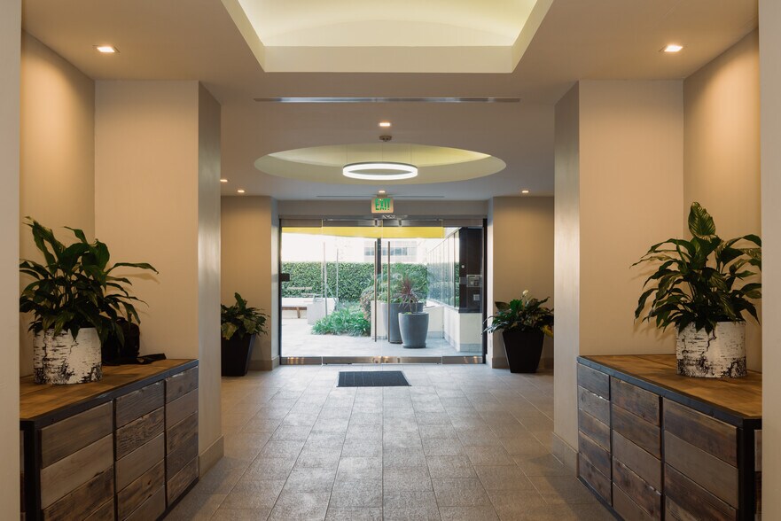 More Photos Of 6800 Owensmouth Ave, Woodland Hills Office For Lease