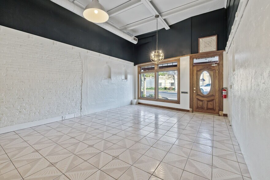 More Photos Of 143 E Tulare Ave, Tulare Storefront For Sale