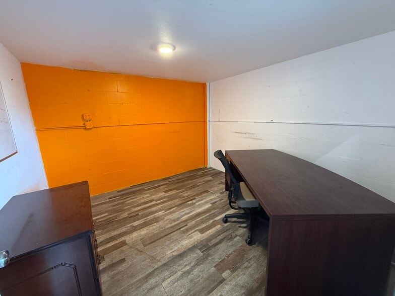 More Photos Of 1717 W Kennedy Blvd, Tampa Warehouse For Sale