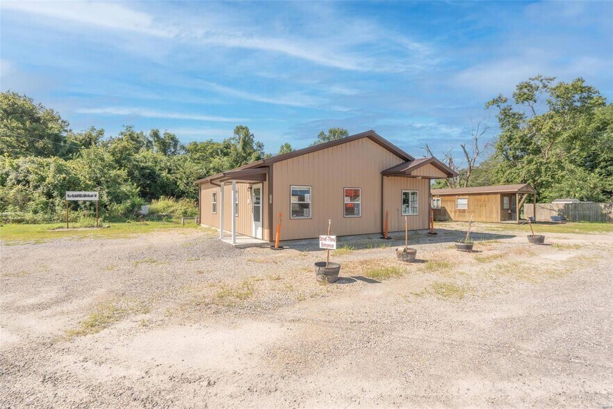 More Photos Of 307 E State St, Delta Flex For Sale