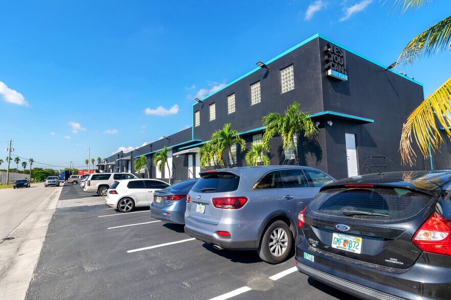 More Photos Of 2901-2915 NW 34th St, Miami Showroom For Lease