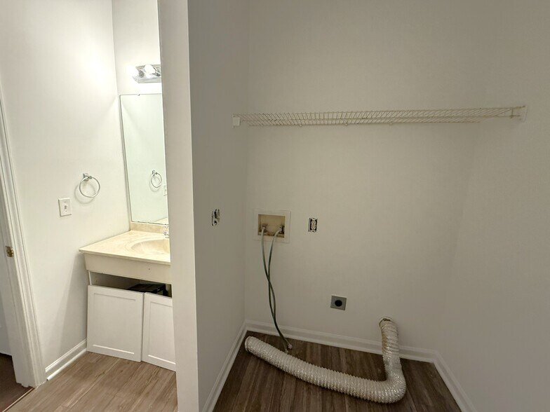 More Photos Of 207 W Main St, Mayodan Storefront Retail Residential For Sale