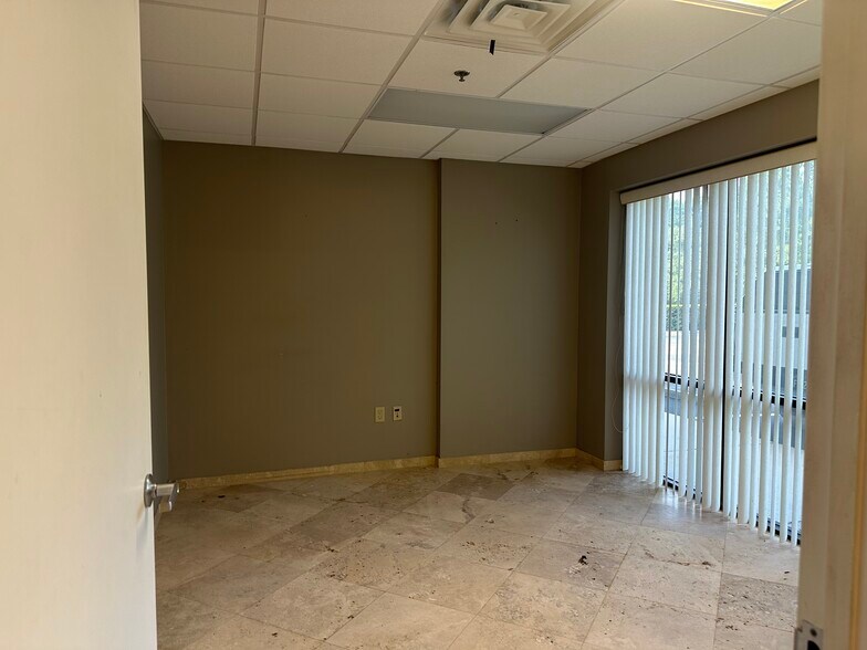 More Photos Of 3653 Regent Blvd, Jacksonville Flex For Lease