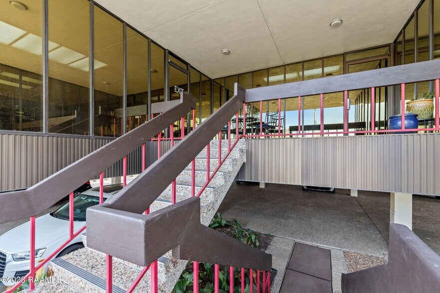 More Photos Of 969 Coolidge St, Lafayette Office For Lease