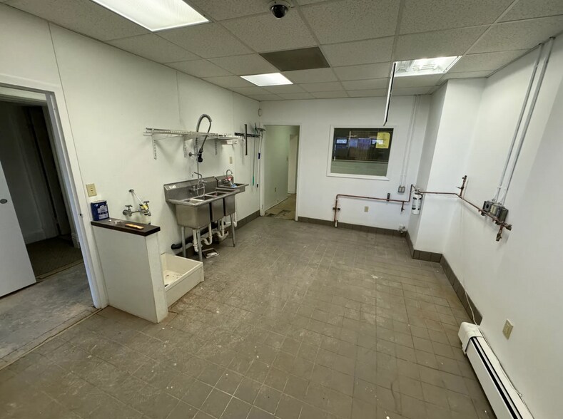 More Photos Of 39 Market St, Poughkeepsie Storefront Retail Residential For Sale