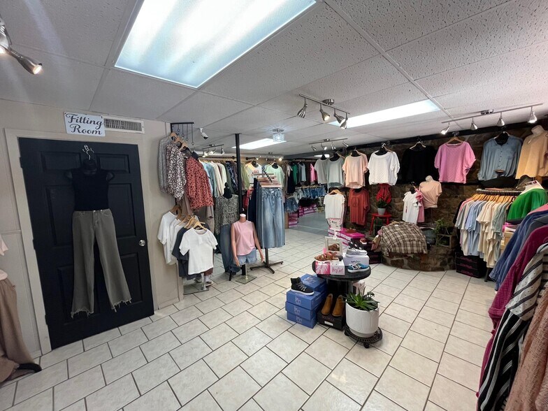 More Photos Of 208 W Main St, Mountain View General Retail For Sale