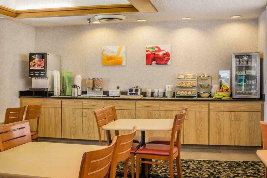 More Photos Of 1723 E Perry St, Port Clinton Hotel For Sale
