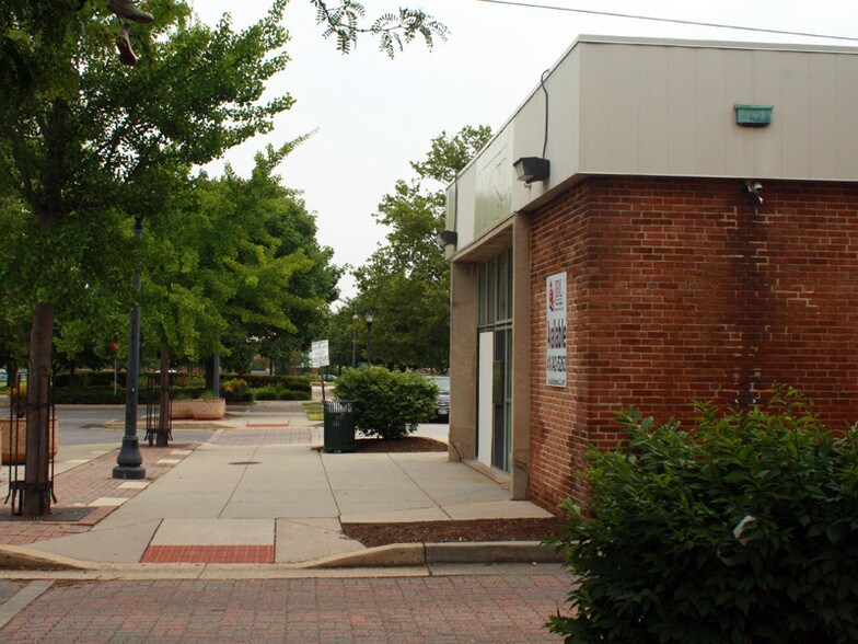 More Photos Of 17 Center Pl, Dundalk Storefront For Sale
