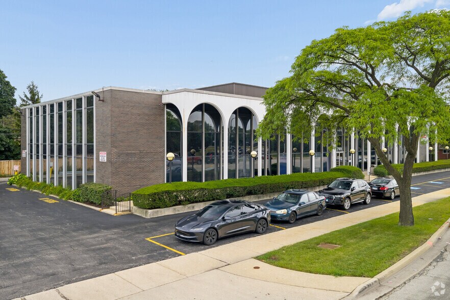 More Photos Of 7101 N Cicero Ave, Lincolnwood Office For Lease