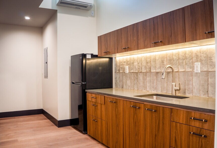 More Photos Of 146-150 S Barrington Ave, Los Angeles Storefront Retail Office For Lease