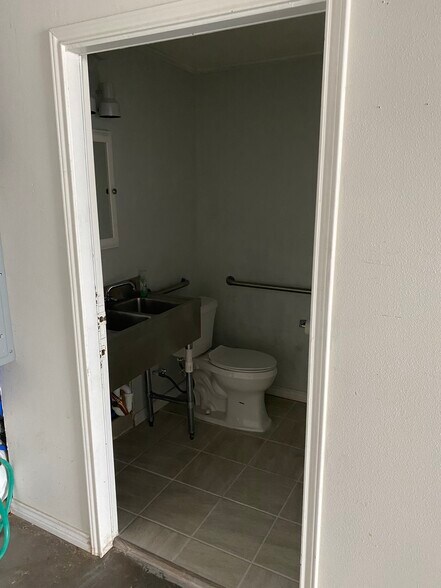 More Photos Of 1872 Mineral Wells Hwy, Weatherford Unknown For Lease