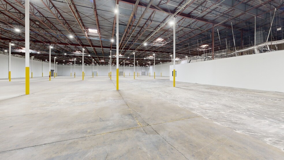 More Photos Of 2213 E Pioneer Dr, Irving Manufacturing For Lease