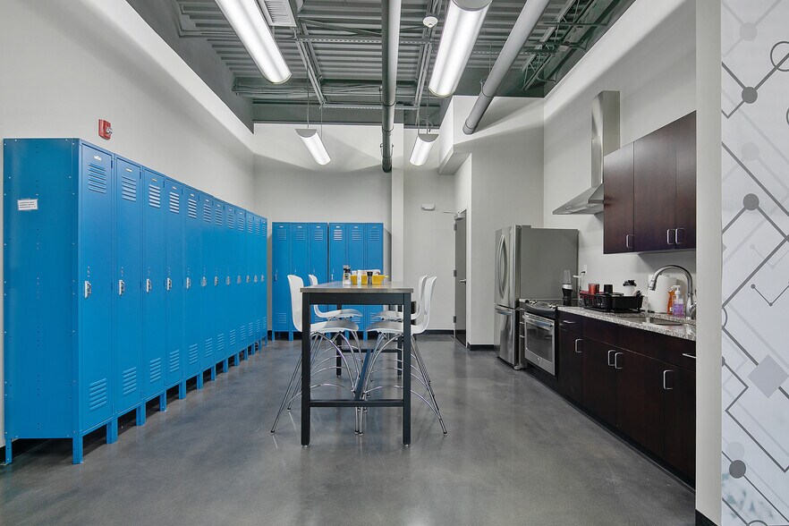 More Photos Of 2847 Bridgewood Dr, Fayetteville Office For Sale