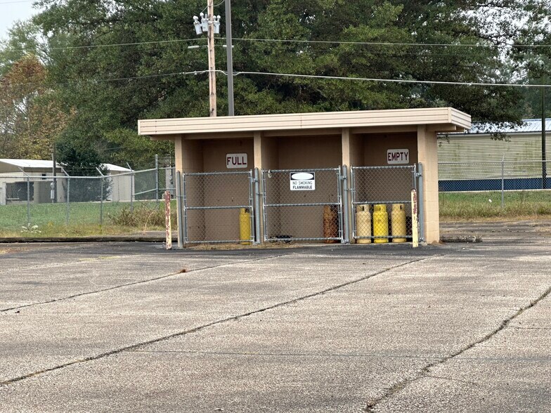 More Photos Of 645 Lucy Black Rd, Bolivar Office Residential For Sale