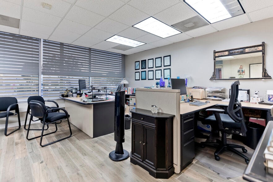 More Photos Of 15101 W Sunset Blvd, Pacific Palisades Freestanding For Sale