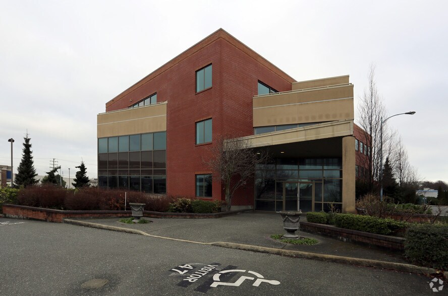 More Photos Of 710 Redbrick St, Victoria Office For Sale