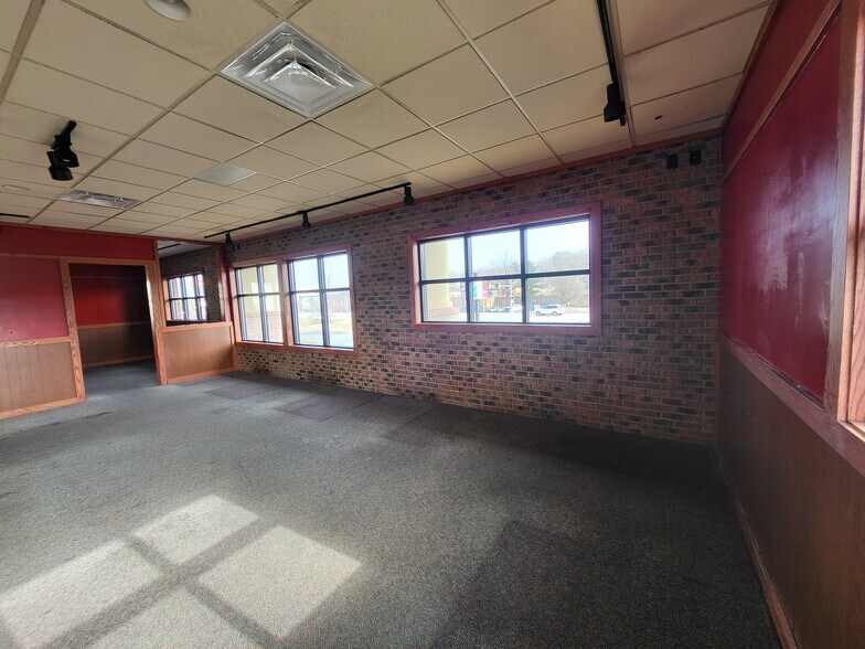 More Photos Of 648 S Neosho Blvd, Neosho Restaurant For Lease