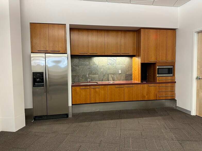 More Photos Of 85 E 8th St, Holland Medical For Lease