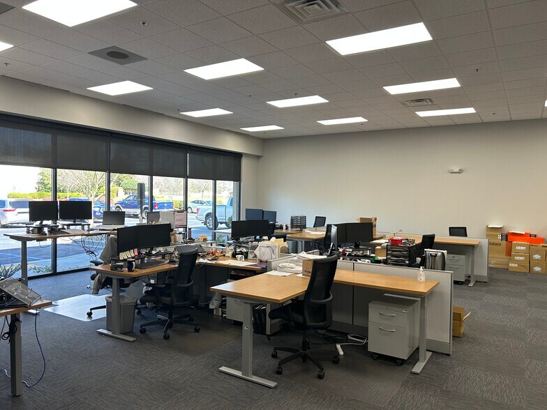 More Photos Of 96 Brookfield Oaks Dr, Greenville Light Distribution For Lease