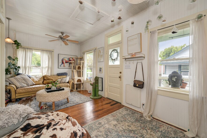 More Photos Of 1250 B St, Walnut Grove Showroom For Sale