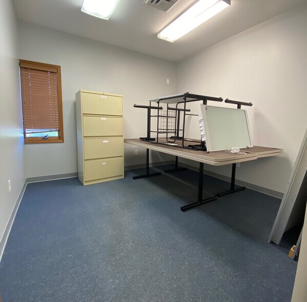 More Photos Of 1014 Ekstam Dr, Bloomington Office For Lease