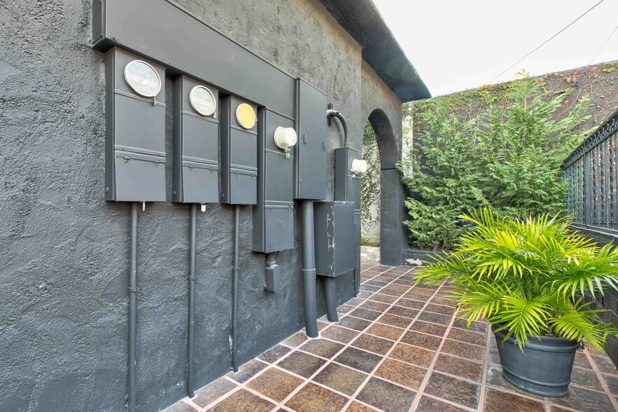 More Photos Of 210 S Kenwood St, Glendale Loft Creative Space For Lease