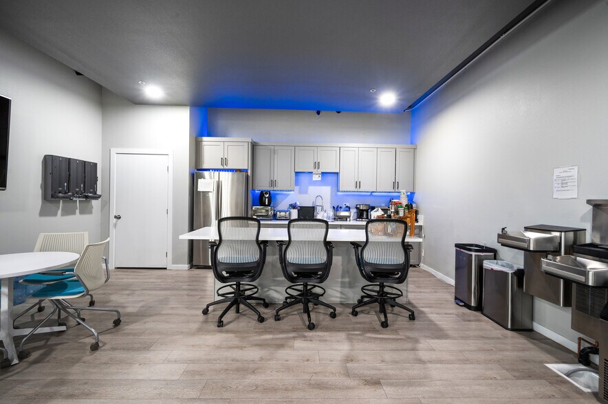 More Photos Of 800 E Dyer Rd, Santa Ana Showroom For Sale