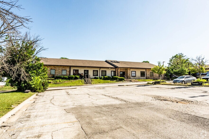 More Photos Of 13460 S Arapaho Dr, Olathe Unknown For Lease