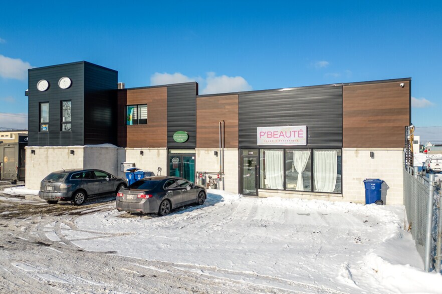 More Photos Of 328-330 Boul Curé-Labelle, Laval Freestanding For Sale