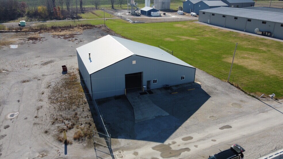 More Photos Of 2324 Kearbey Ln, South Roxana Truck Terminal For Lease