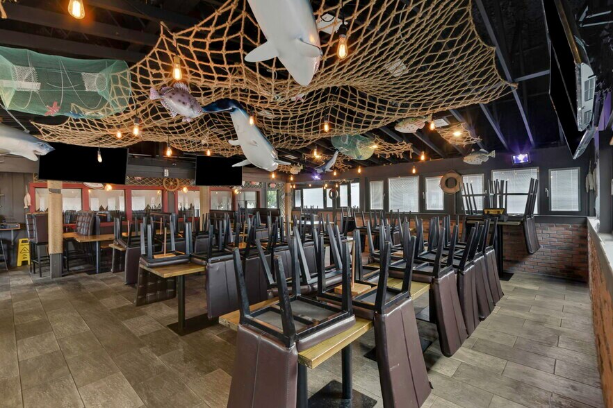 More Photos Of 2901 Tyrone Blvd, Saint Petersburg Restaurant For Sale