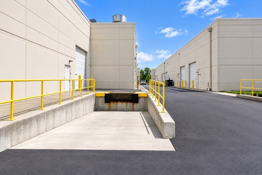 More Photos Of 475 Quadrangle Dr, Bolingbrook Warehouse For Lease