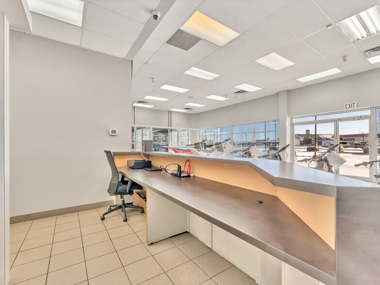 More Photos Of 1276 Trans Canada Way SE, Medicine Hat Showroom For Sale