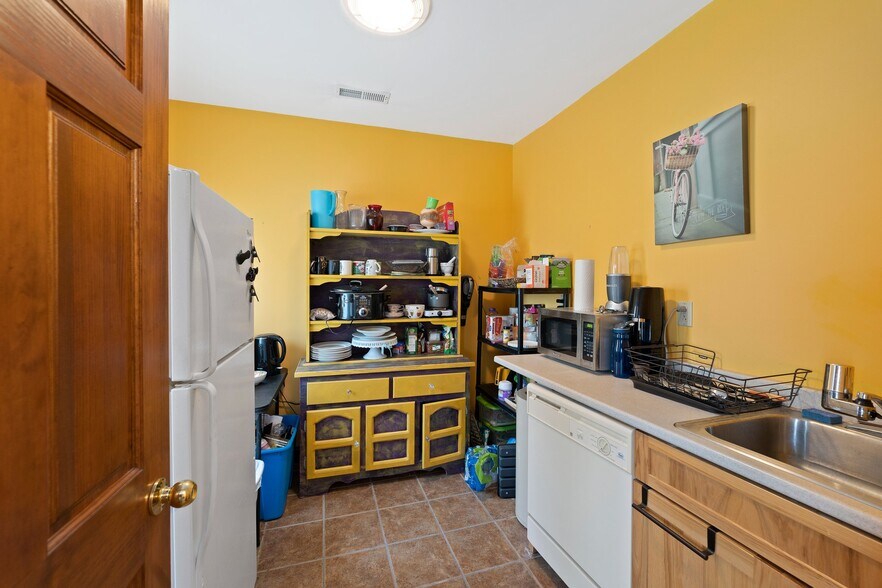 More Photos Of 35 East Ave, Burrillville Freestanding For Lease