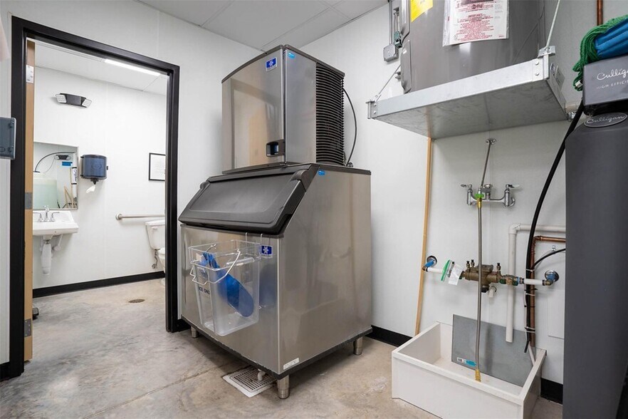 More Photos Of 330 NW John Jones Dr, Burleson Fast Food For Lease