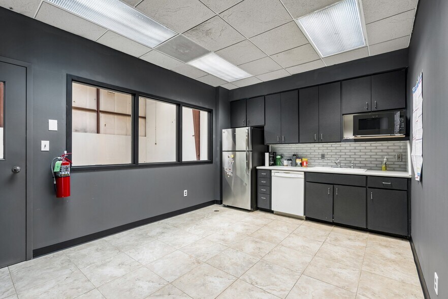 More Photos Of 7925 N Wilshire Ct, Oklahoma City Manufacturing For Sale