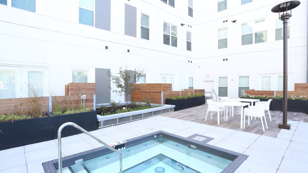 More Photos Of 1400 N High St, Columbus Apartments For Lease