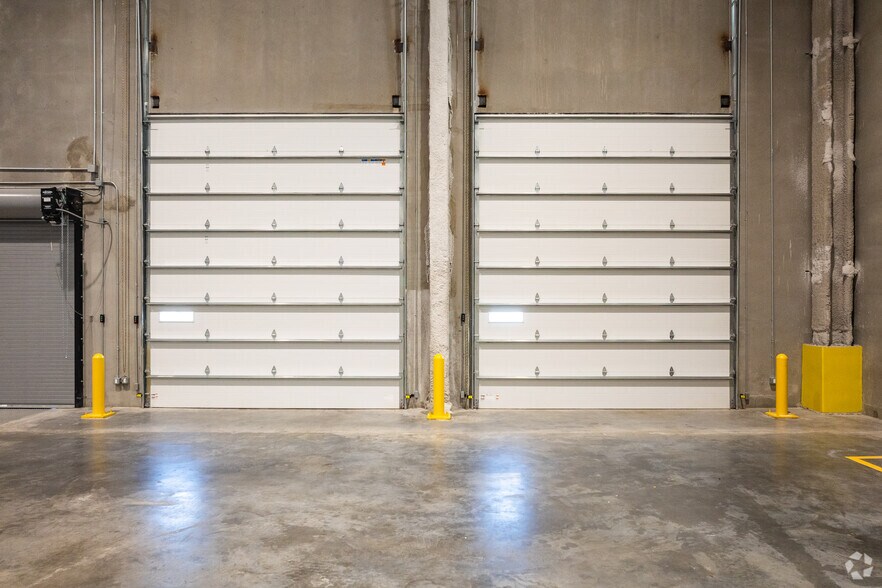 More Photos Of 28-10 Whitestone Expy, Flushing Warehouse For Lease