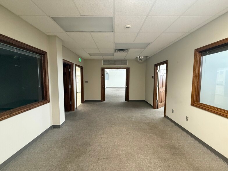 More Photos Of 1620 Country Club Rd, Valparaiso Freestanding For Lease