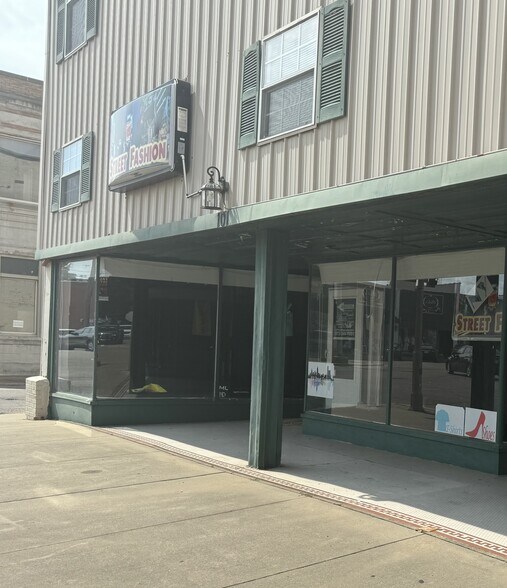 More Photos Of 101 N Main St, Kennett Flex For Sale