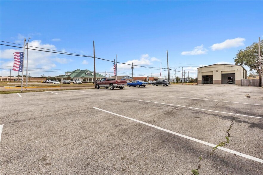 More Photos Of 4610 Center St, Deer Park Light Distribution For Sale